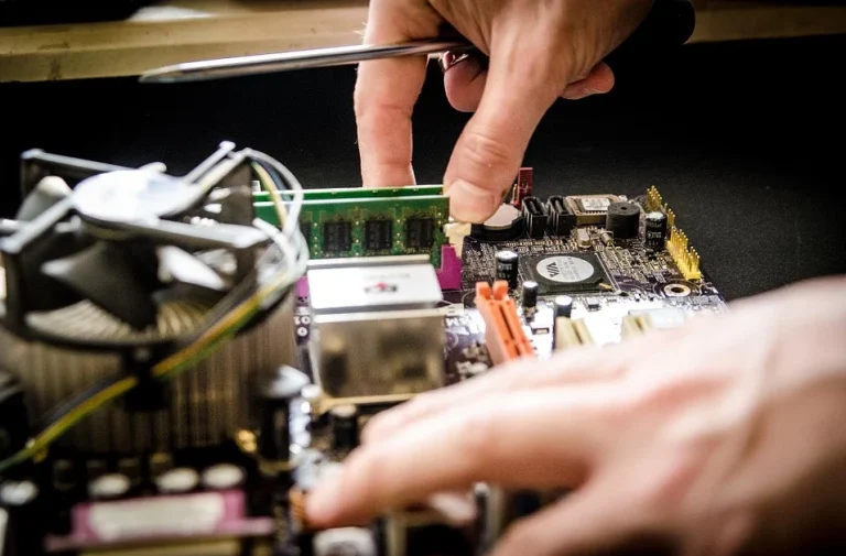 Reparatie van een toestel in de werkplaats van iSarkis