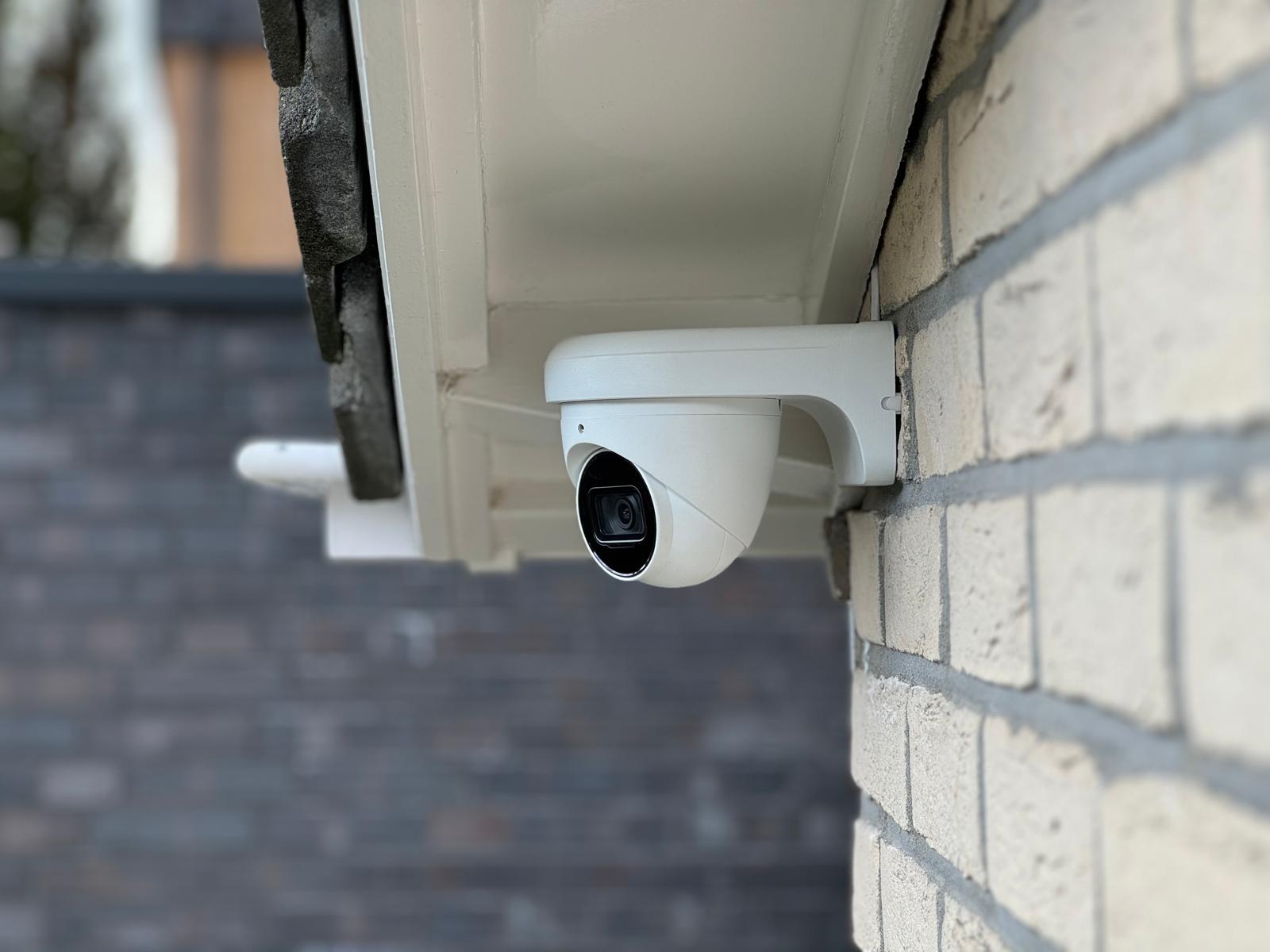 Camera geïnstalleerd onder de dakgoot van een woning