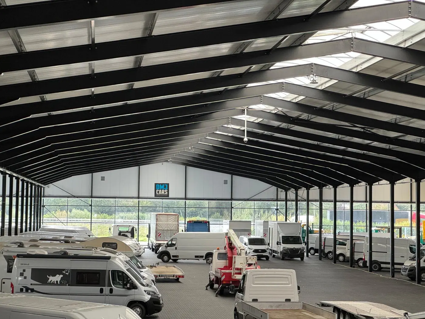 PTZ-camera aan het plafond van een grote bedrijfshal met campers