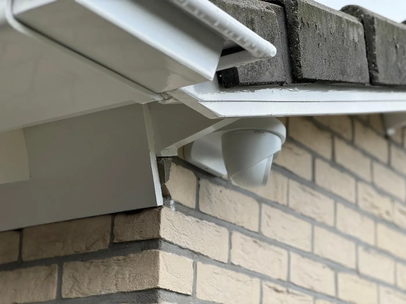 Turret-camera onder de dakrand van een woning